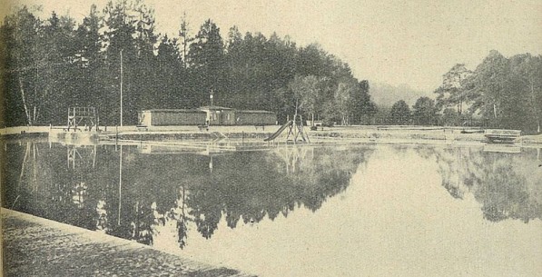 Basen kąpielowy w Lipnie. Skocznia, przebieralnia i zjeżdżalnia. Fotografia z 1934 roku