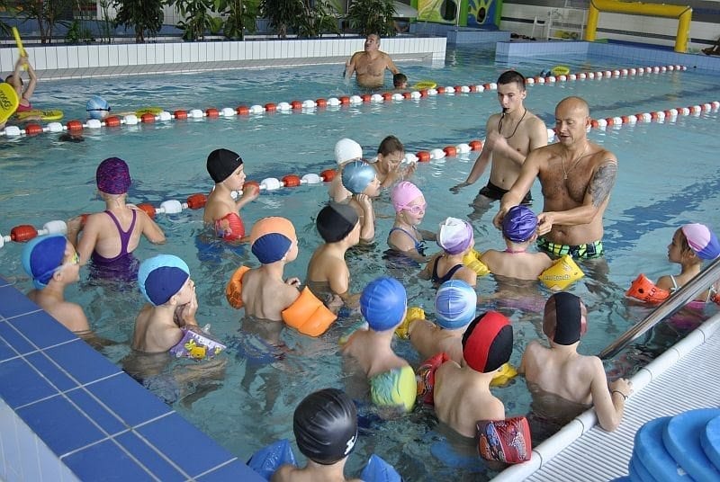 W aquaparku dzieci uczą się pływać