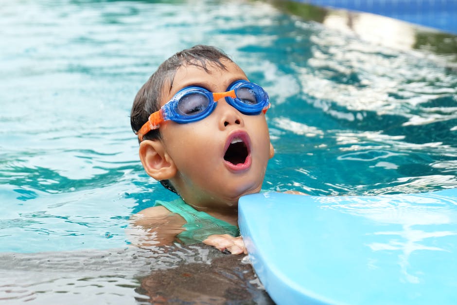 dziecko uczące się pływać w basenie
